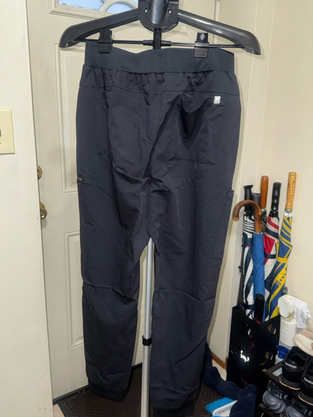 Fabletics I Men’s I All-Shift Scrub Jogger I
Black I Size: M I Inseam: 28”